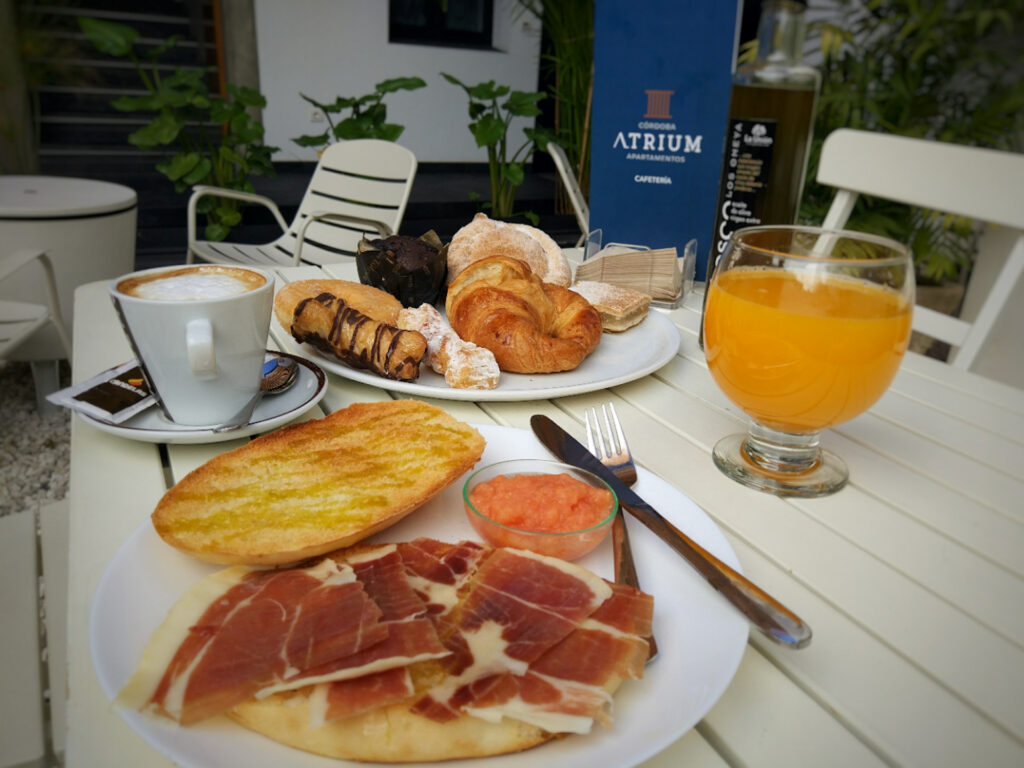 Apartamentos Córdoba Atrium desayuno 112736
