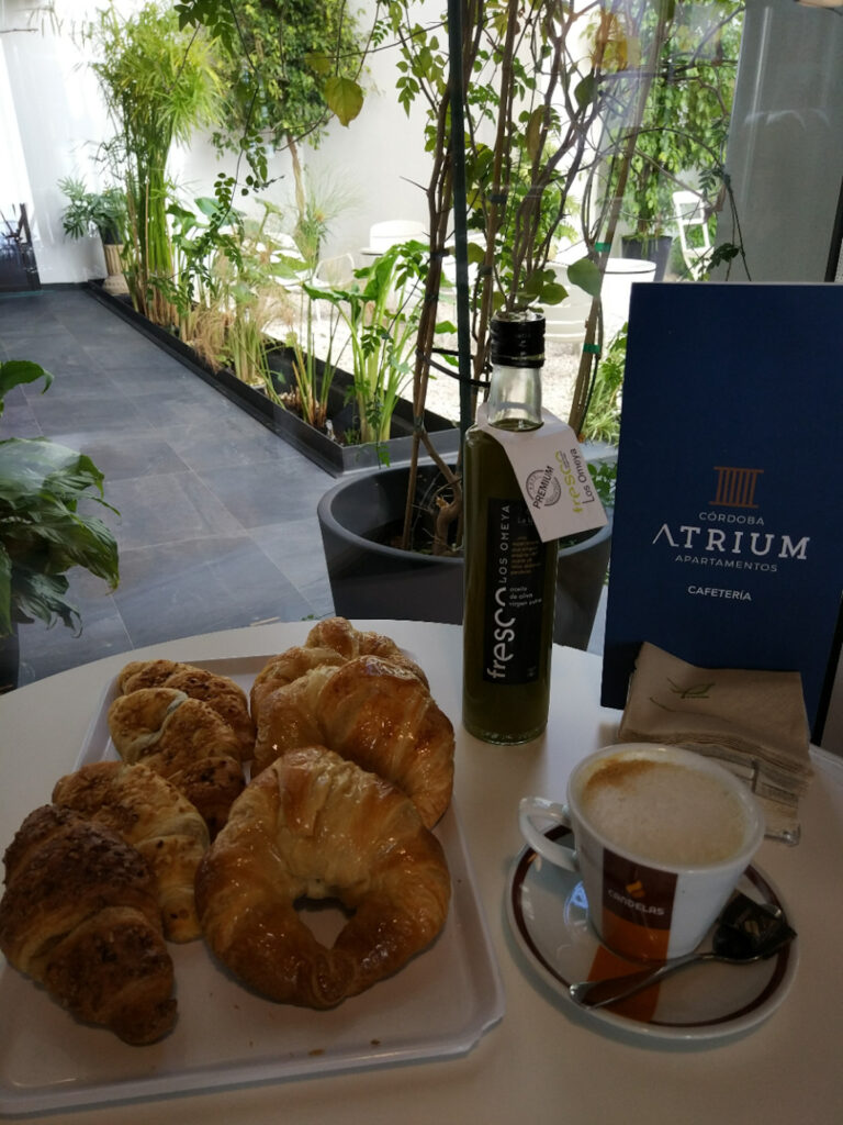 Apartamentos Córdoba Atrium desayuno patio 125756