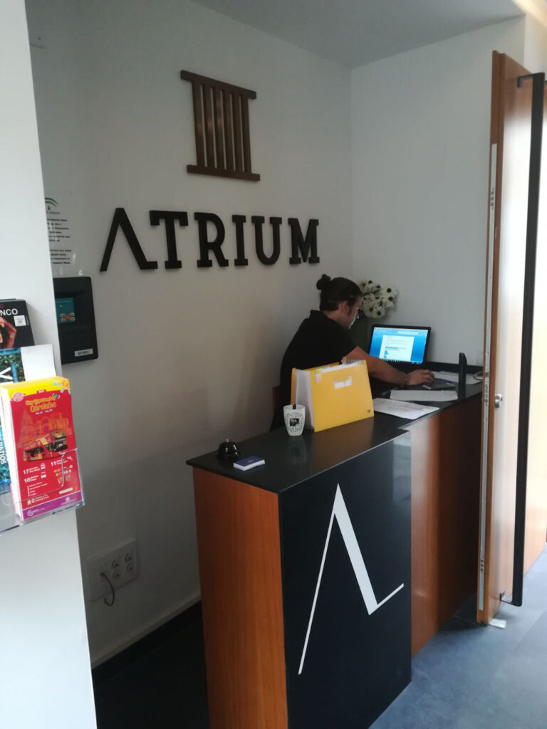Apartamentos Córdoba Atrium recepción